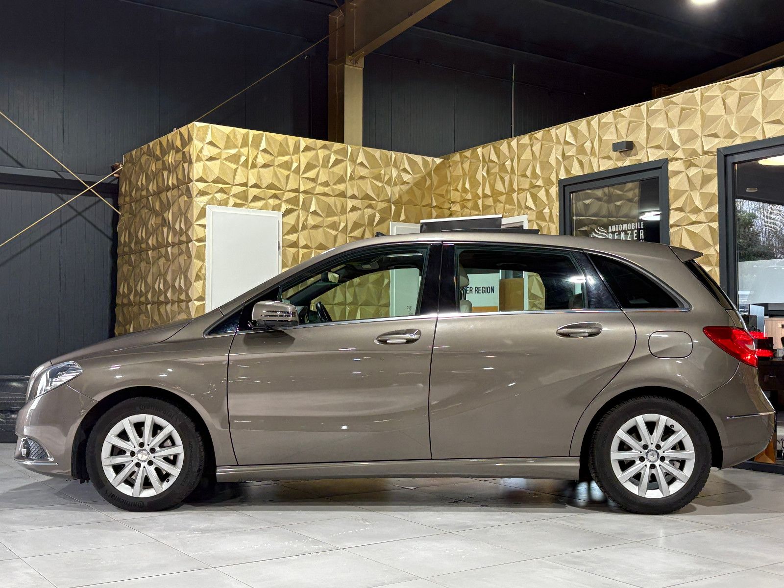 Fahrzeugabbildung Mercedes-Benz B 200/PANO/MEMORY/KLIMA/CAR-PLAY/2.HAND/KAMERA