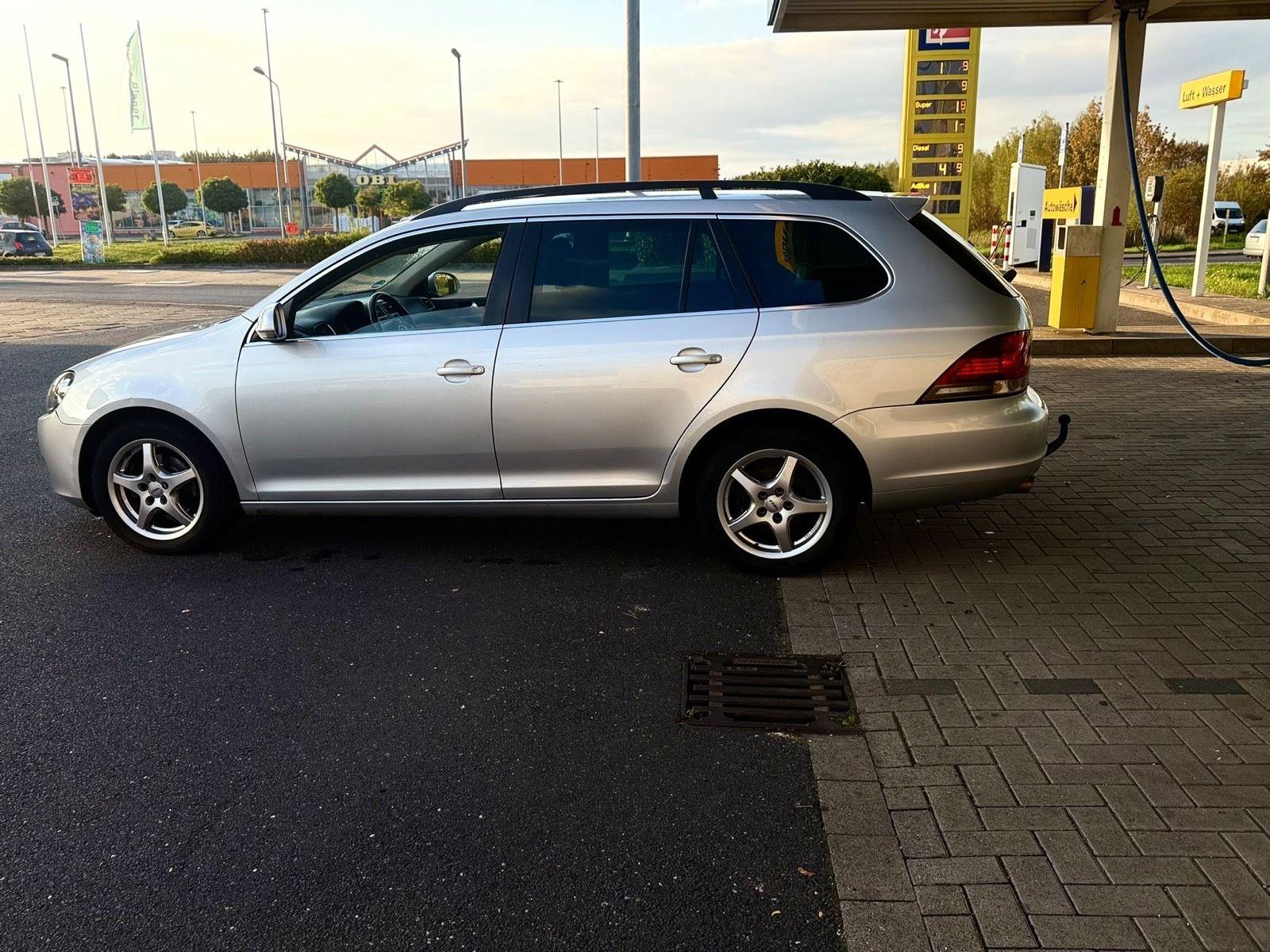 Volkswagen Golf 2011 — салон