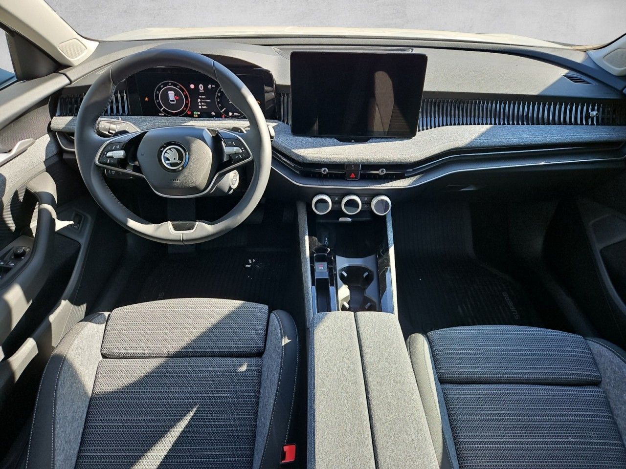 Fahrzeugabbildung SKODA Superb Combi 4x4 2.0 TDI Selection DSG STANDHZG.