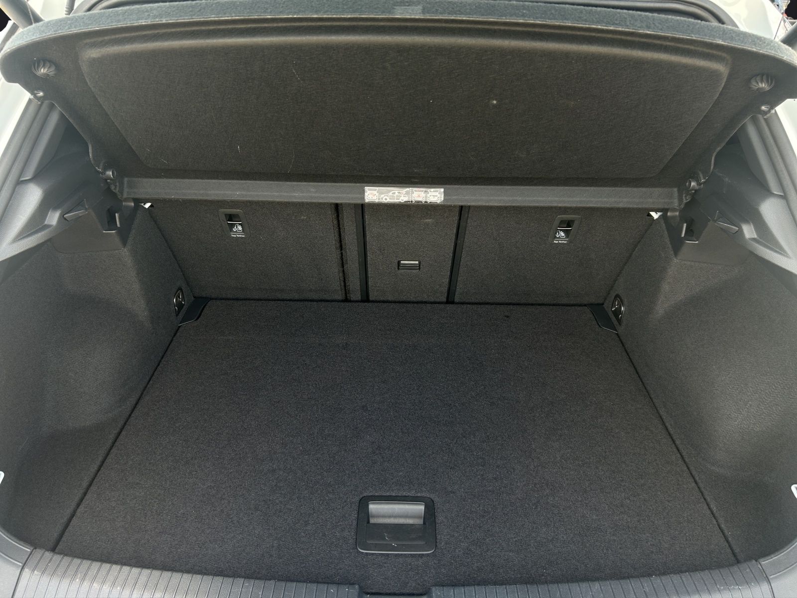 Fahrzeugabbildung Volkswagen T-Roc TSI Sport LED AHK Navi AID ACC RFK SH 18"