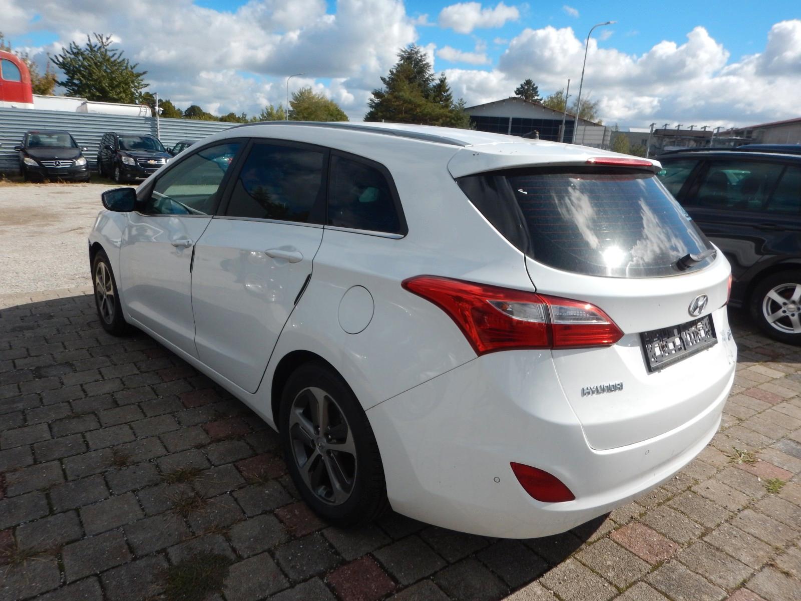 Hyundai i30 2015 — photo 18