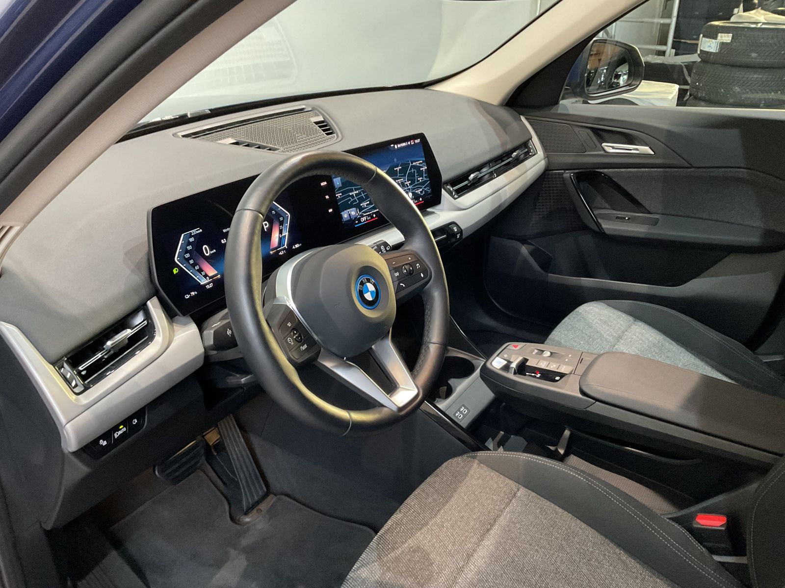 Fahrzeugabbildung BMW iX1 xDrive30 DAB Parkassistent AHK Shz