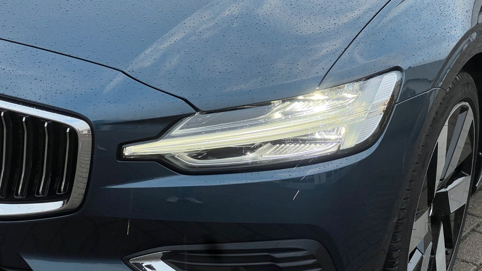 Fahrzeugabbildung Volvo V60 T6 PHEV AWD Essential *Leder*PDC*LHZG*