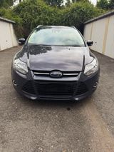 Ford Focus tip Top - Ford Focus aus 2012 mit Diesel-Antrieb: Kombi