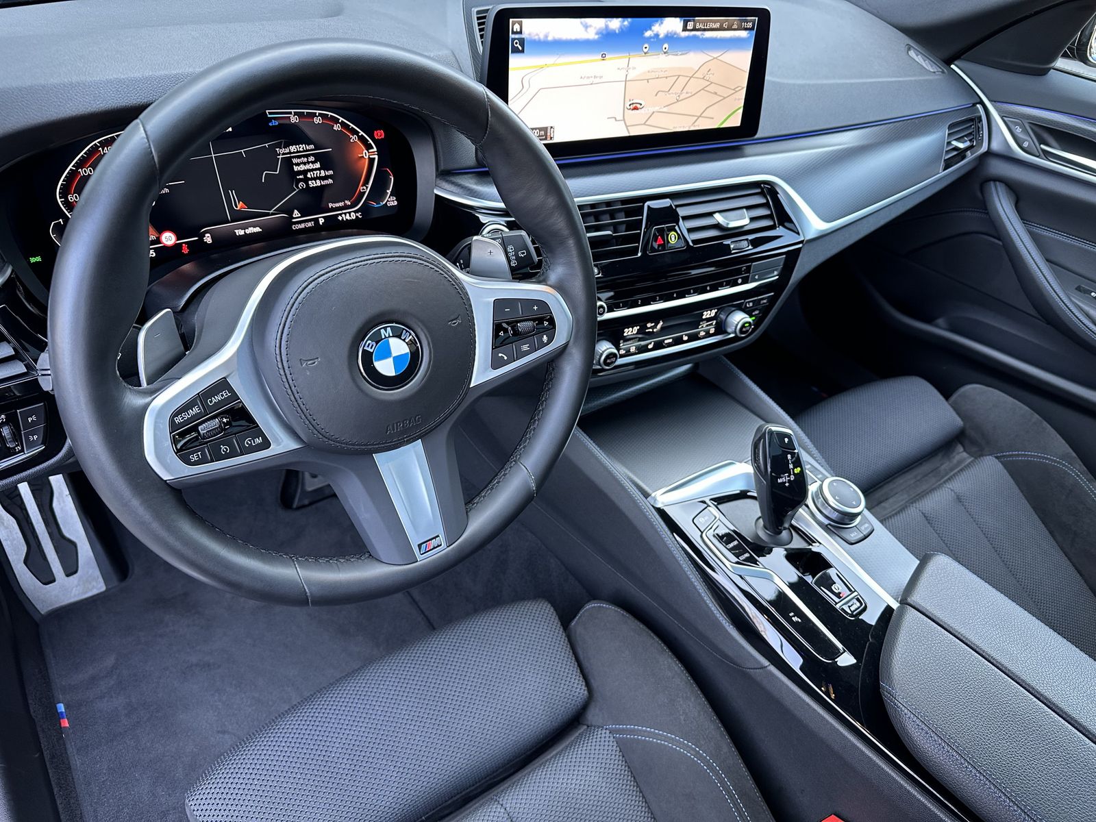 Fahrzeugabbildung BMW 520d Touring M-Sport NAV+LED+AHK+PANO+KAMERA+1HD