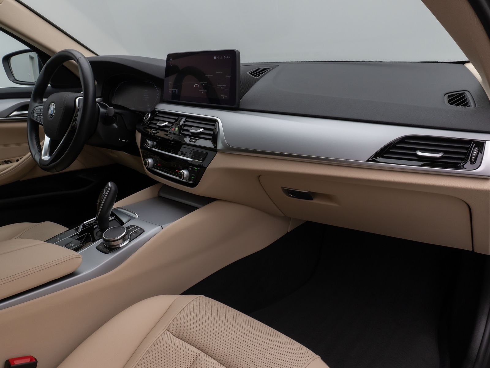 Fahrzeugabbildung BMW 520d Kamera HUD DAB CockPitPro Sitzhzg Alarm LED