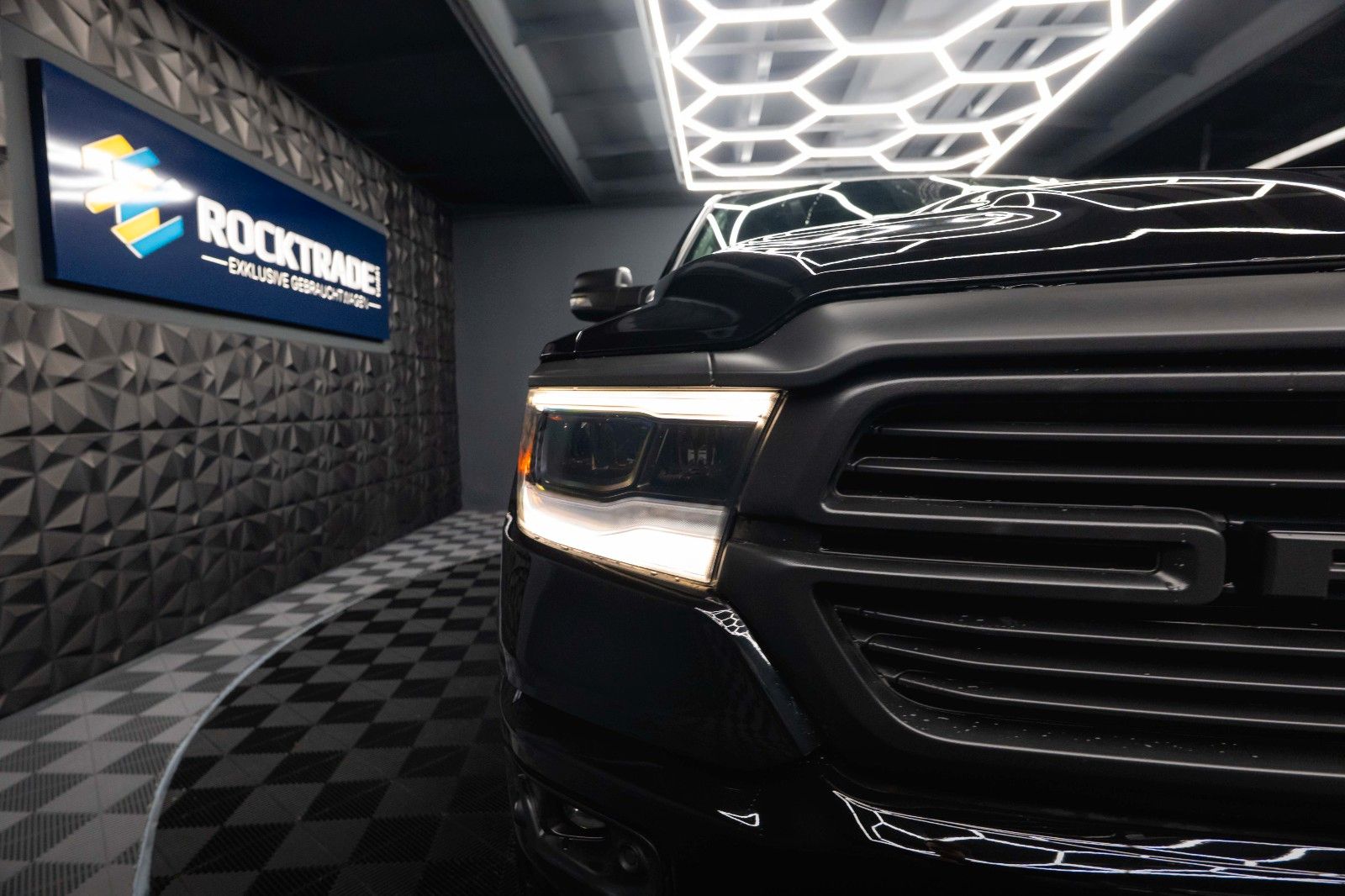 Fahrzeugabbildung Dodge RAM 5.7 V8 HEMI 4x4 Built to Serve AXLE LOCK 19%