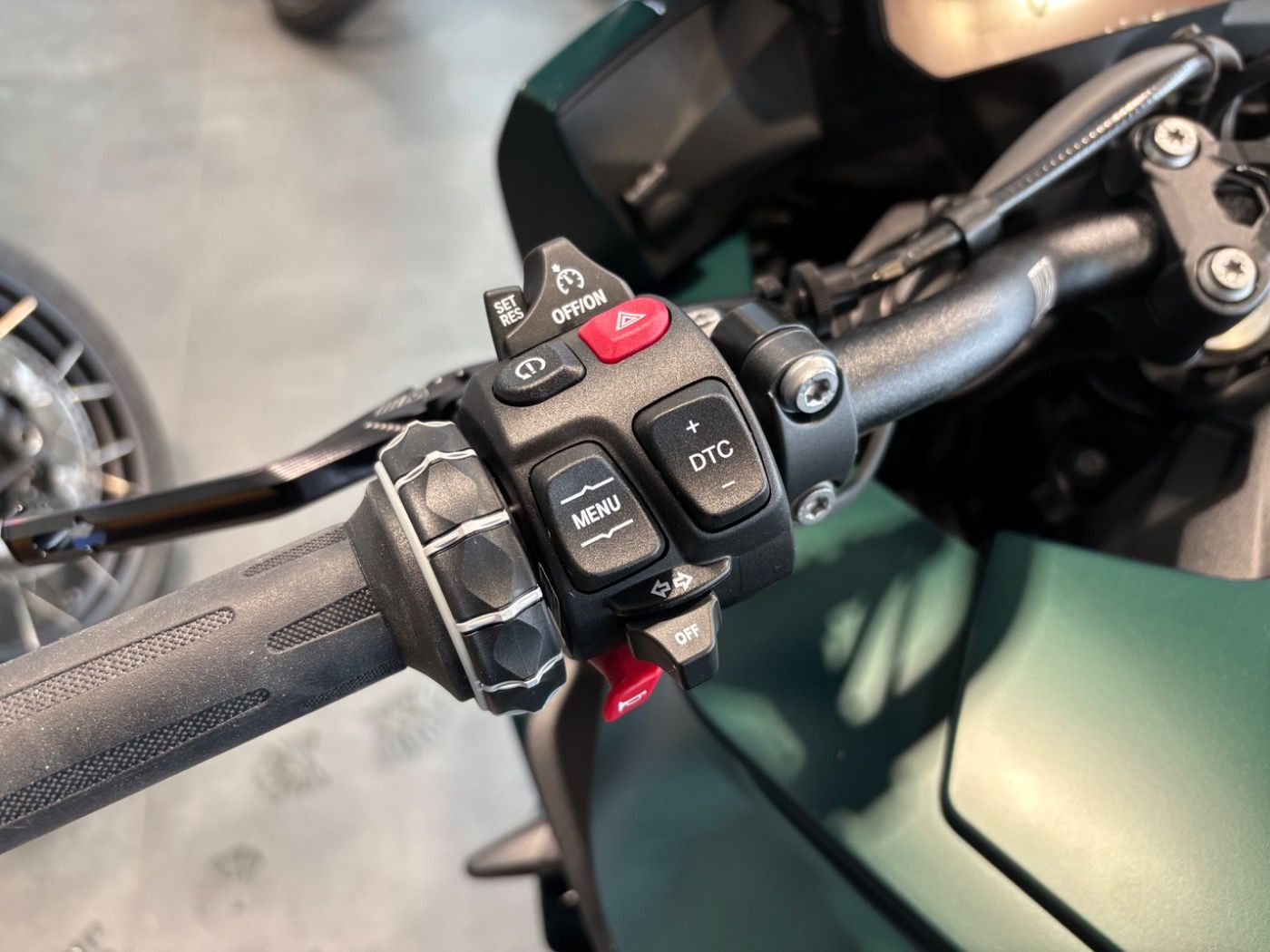 Fahrzeugabbildung BMW M 1000 XR mit Seitenkoffer