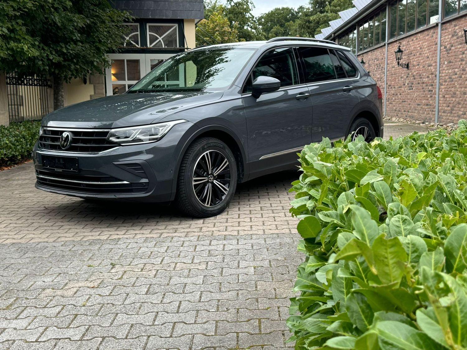 Volkswagen Tiguan Life Pano Matrix  DAB RFK Navi 