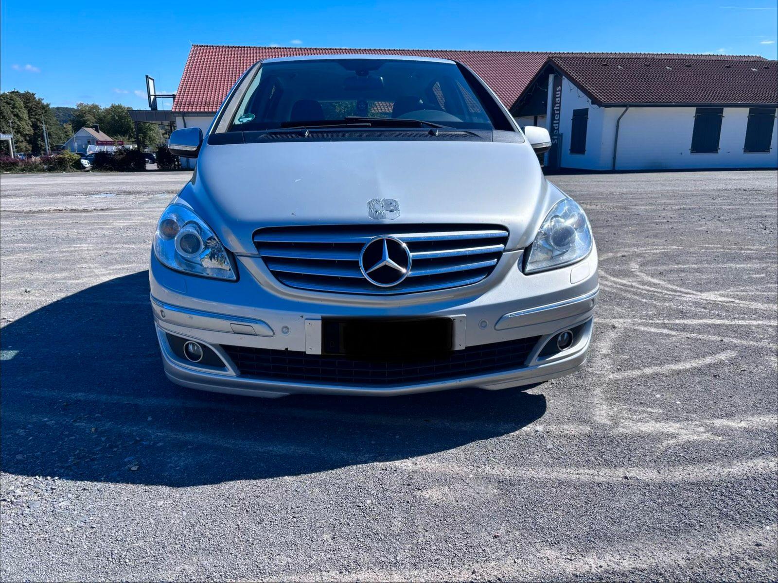Mercedes-Benz B 180