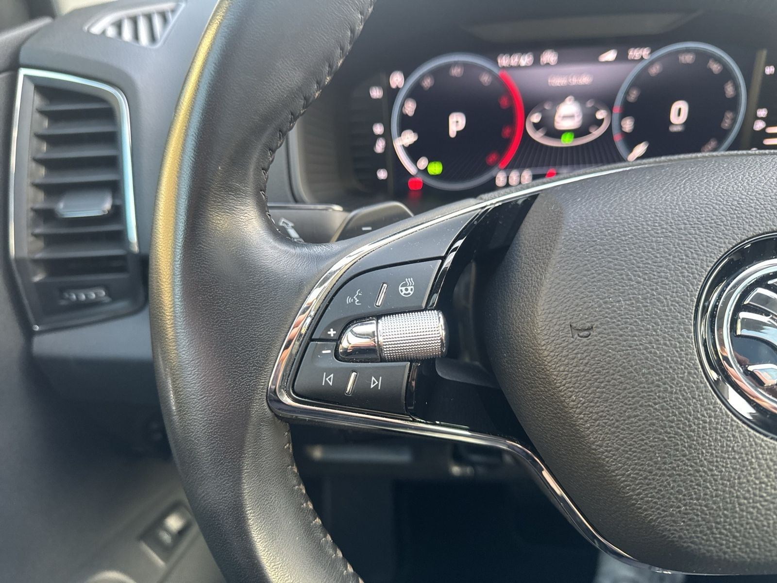 Karoq 2.0 TDI Style 4x4, AHK, PANO, Standheizung