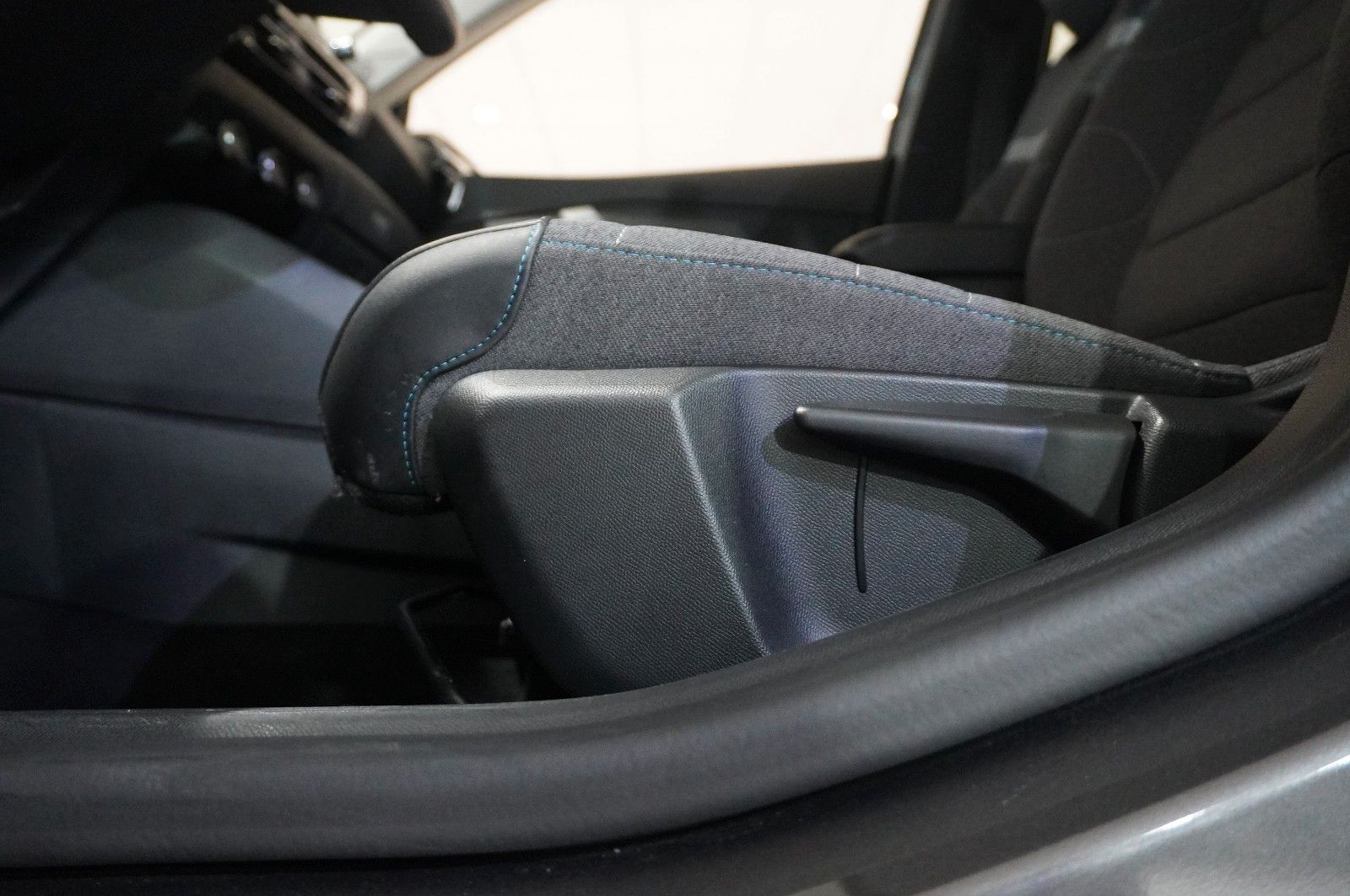 Fahrzeugabbildung Citroën C4 Lim. 1.2T PLUS NAVI/LED/KAMERA/SPORT /VIR/DAB