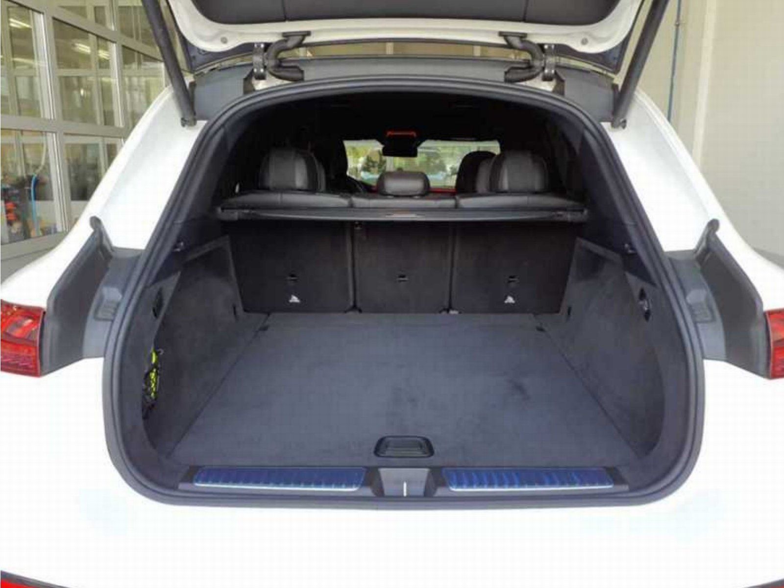 Fahrzeugabbildung Mercedes-Benz EQS 580 SUV AMG Prem+ Nappa Carbon Massage HYPER