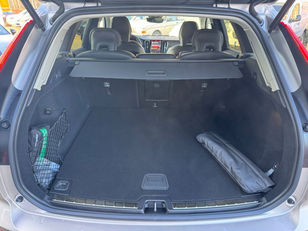 Fahrzeugabbildung Volvo XC60 T6 AWD Plus Dark+AHZV+21Zoll+SOFORT