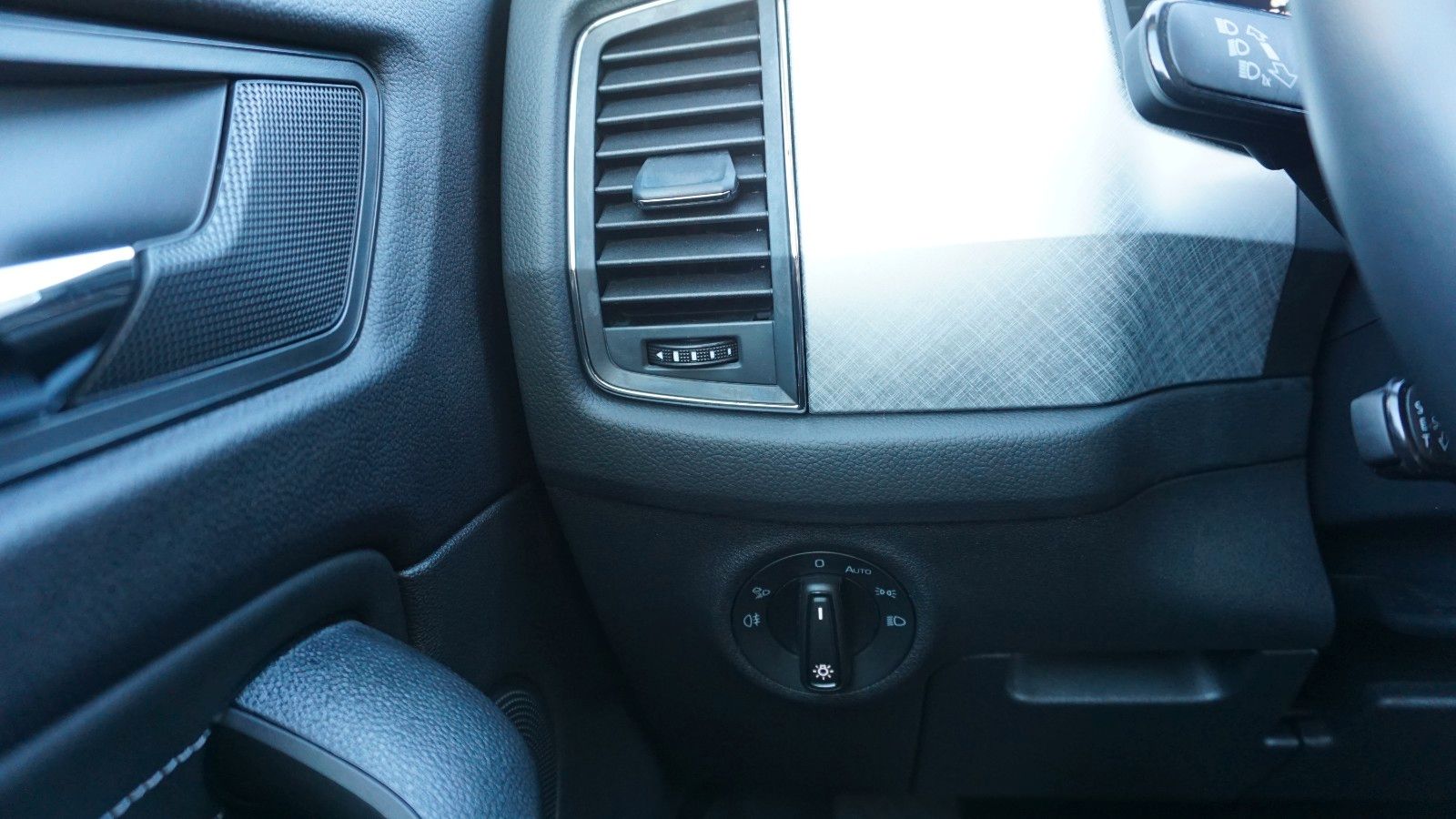 Fahrzeugabbildung SKODA Kodiaq Tour 4x4, LED,Navi,Kamera,SH,DAB,AHK