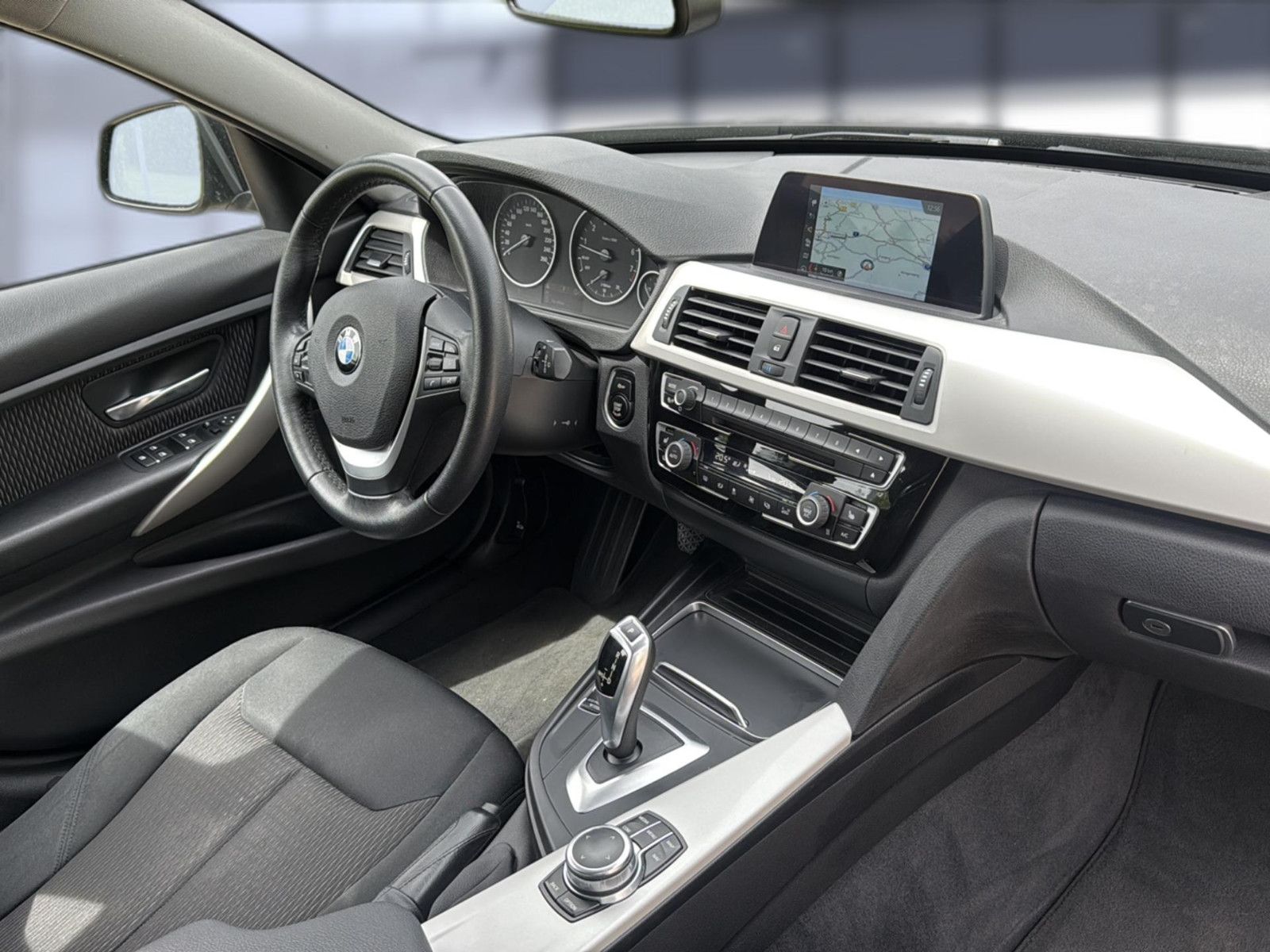 Fahrzeugabbildung BMW 320i Touring / Unfallfrei