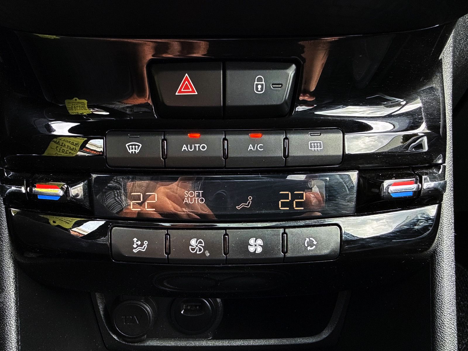 Fahrzeugabbildung Peugeot 2008 Allure 1.2 Auto. KAM PDC SHZ PANO NAV TEMP