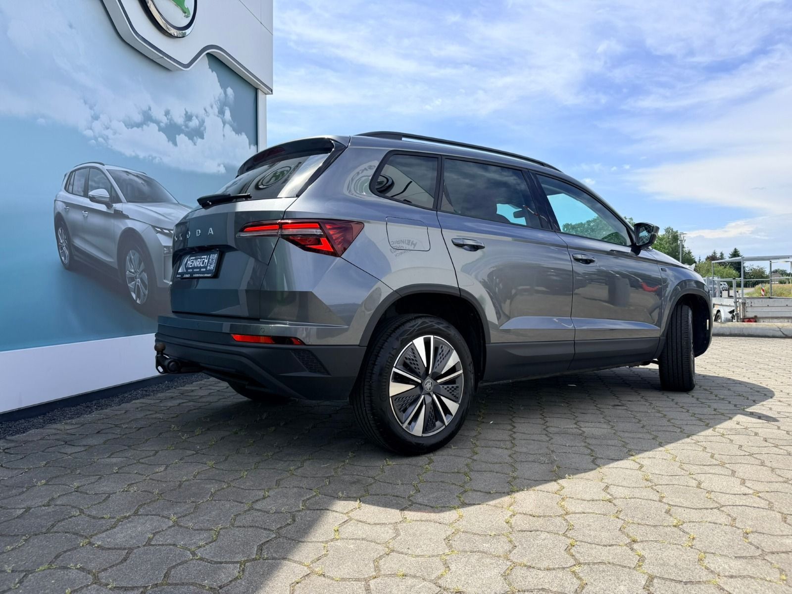 Fahrzeugabbildung SKODA Karoq Tour 115PS 6-Gang*AHK*RFK*eHeck