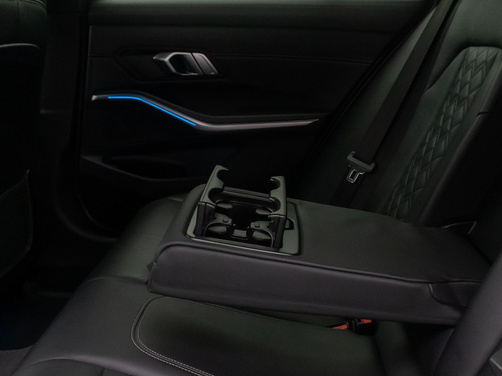 Fahrzeugabbildung BMW 330e xD M Sport Individual Kamera Laser HUD 19"