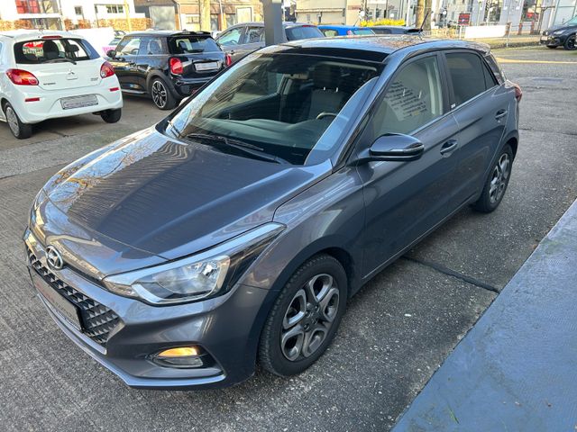 Fahrzeugabbildung Hyundai i20 Automatik+Navi+Kamera+CarPlay+Allw.LM+AHK+BT