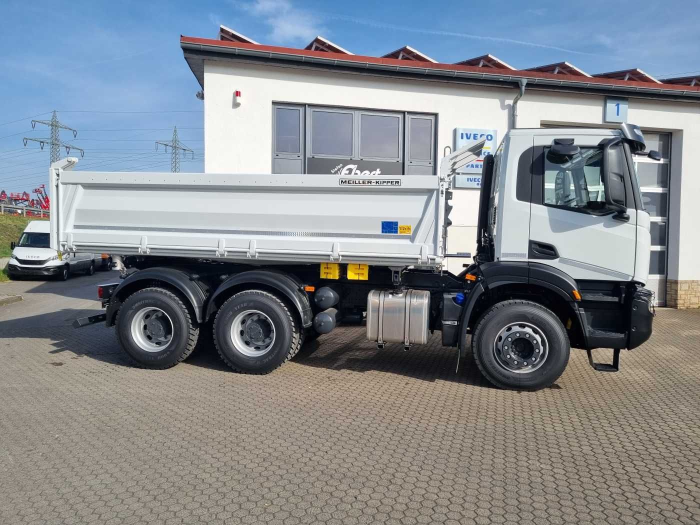 Fahrzeugabbildung Iveco AD300X48Z HR OFF 6x4 Meiller-Kipper + Bordmatik