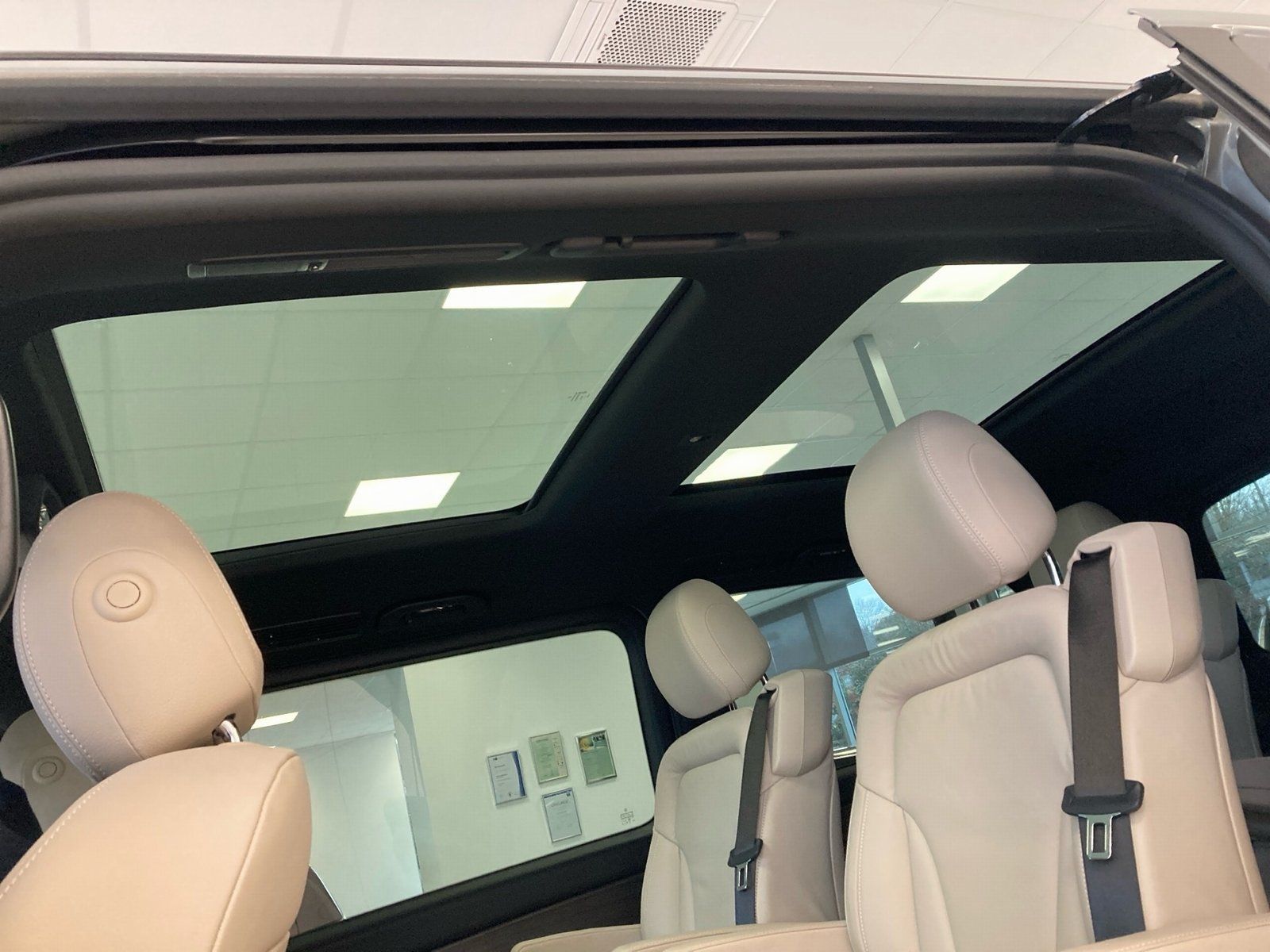 Fahrzeugabbildung Mercedes-Benz V 300d 4M AVANTGARDE L*Pano*Airmatic*AHK*Distron