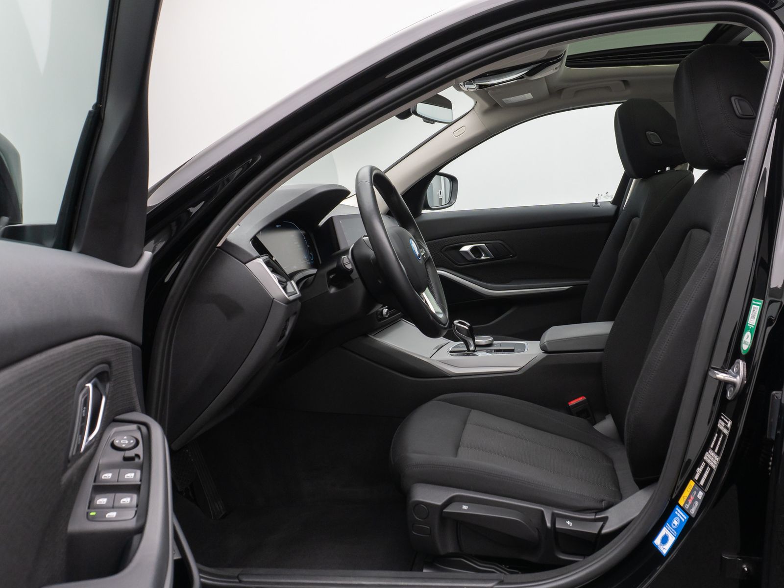 Fahrzeugabbildung BMW 330e Panorama Kamera DAB WLAN Lenkrhzg Alarm LED