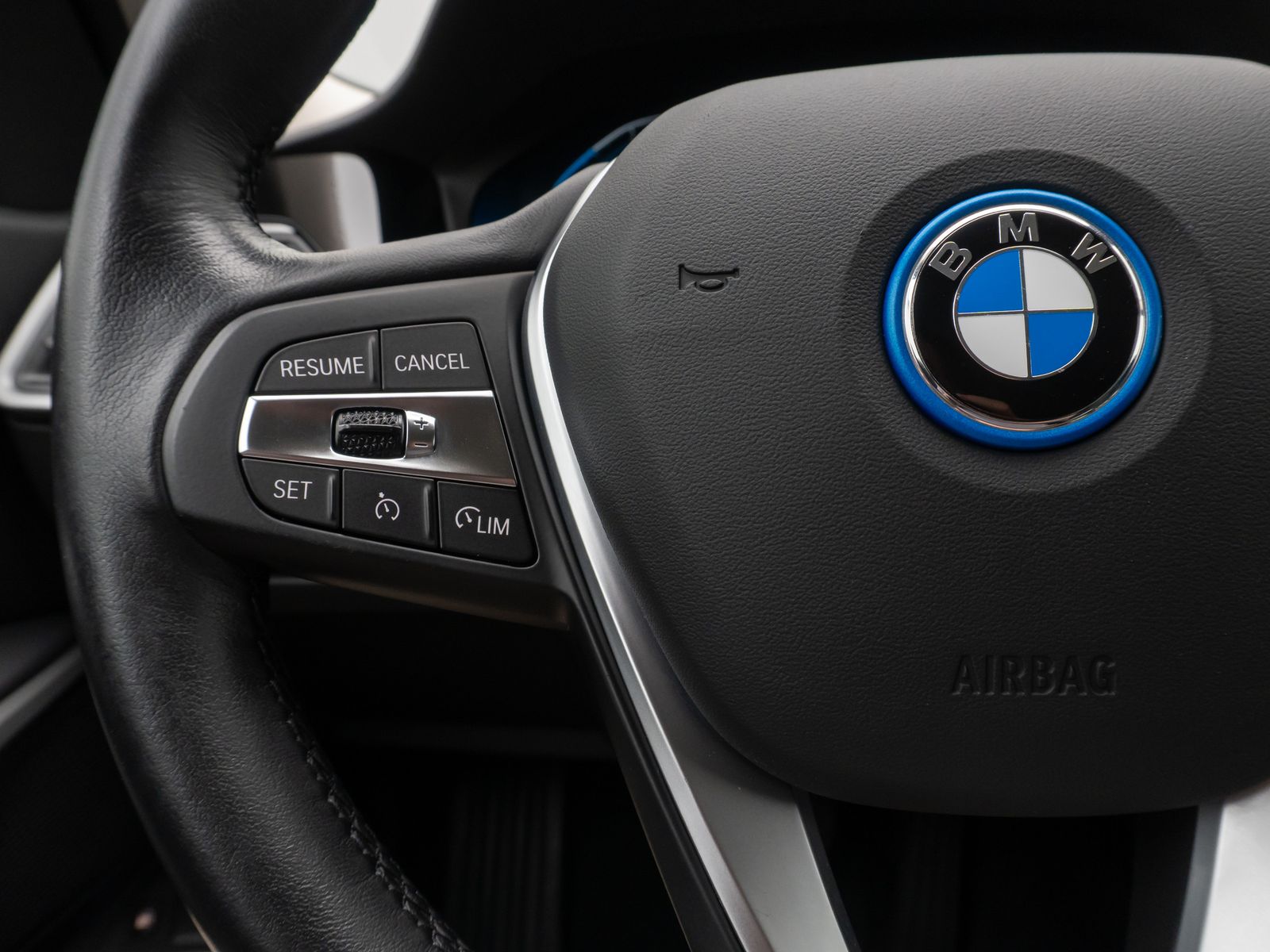 Fahrzeugabbildung BMW 320e Alarm DAB PDC GeschwindigReg Cockpit 19Zoll