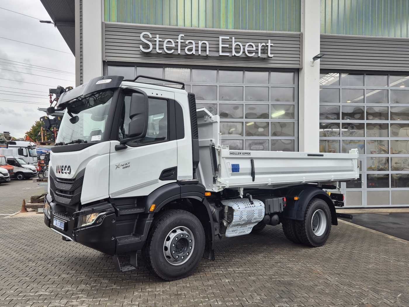 Fahrzeugabbildung Iveco X-Way AD200X48 HR OFF 4x2 Meiller Intarder 2x