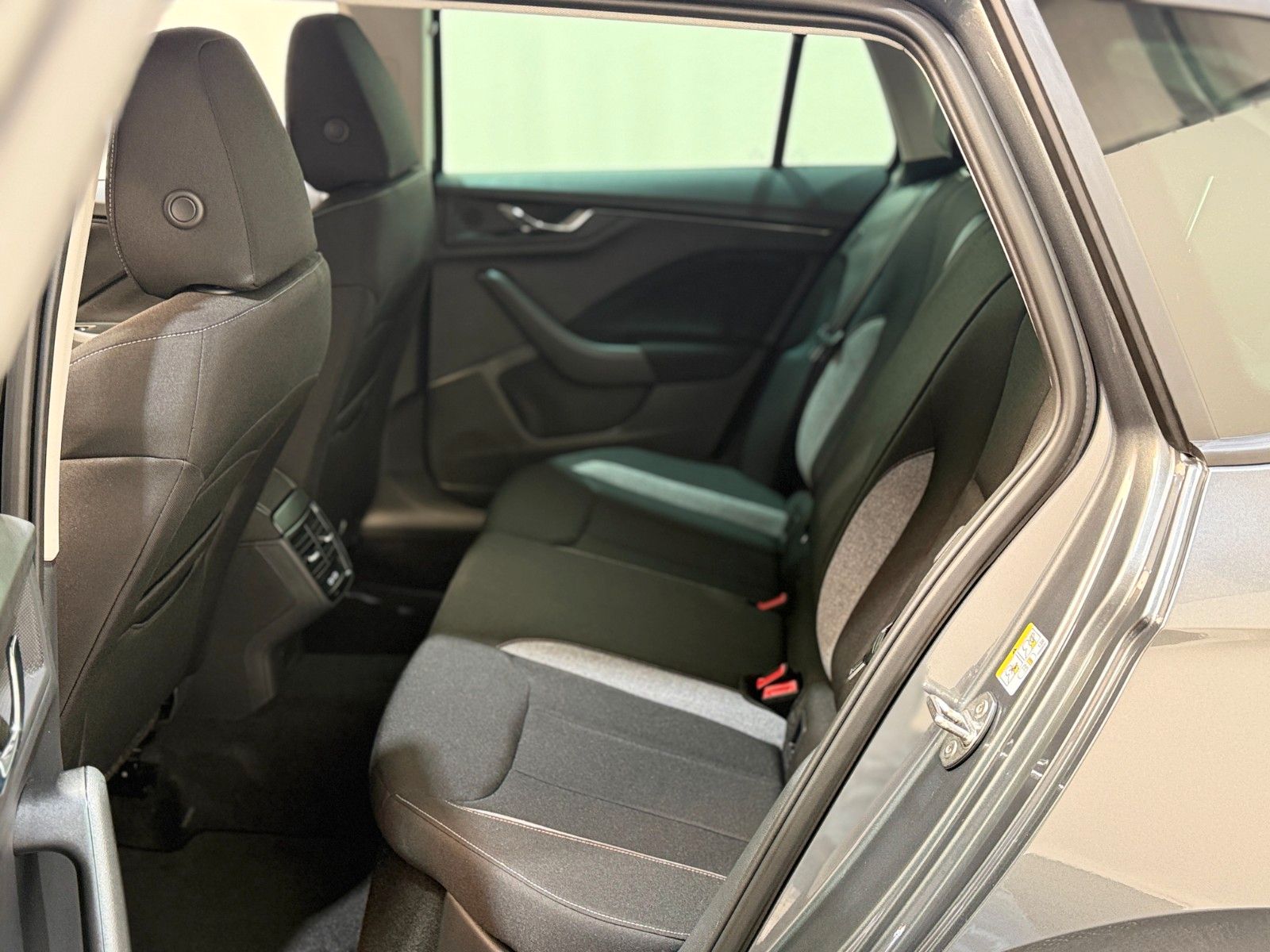 Fahrzeugabbildung SKODA Kamiq 1.0 TSI DSG Selection Black 17Z Kamera SHZ