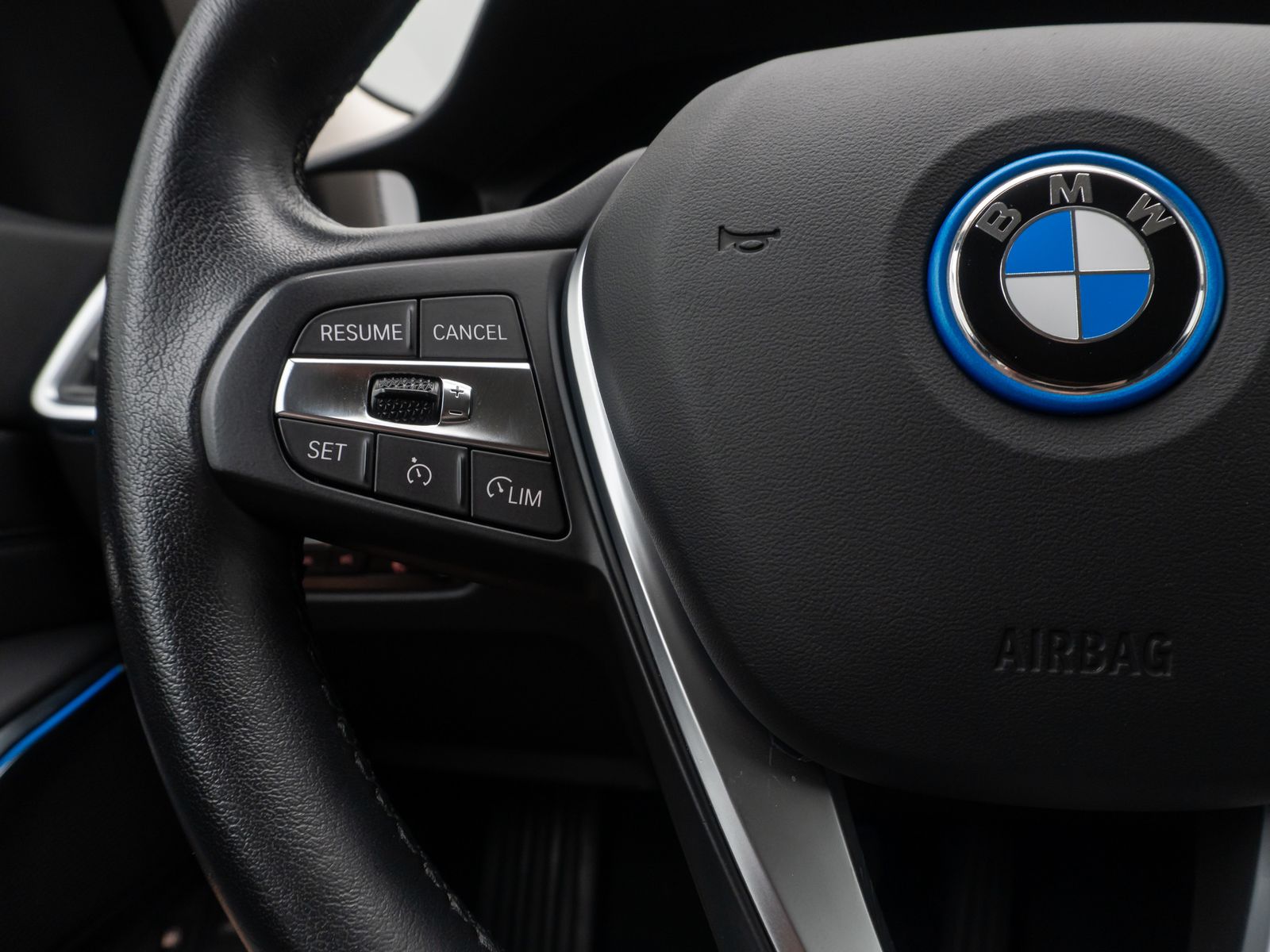 Fahrzeugabbildung BMW 330e xD Sport Line DAB Kamera AHK Alarm 18Zoll