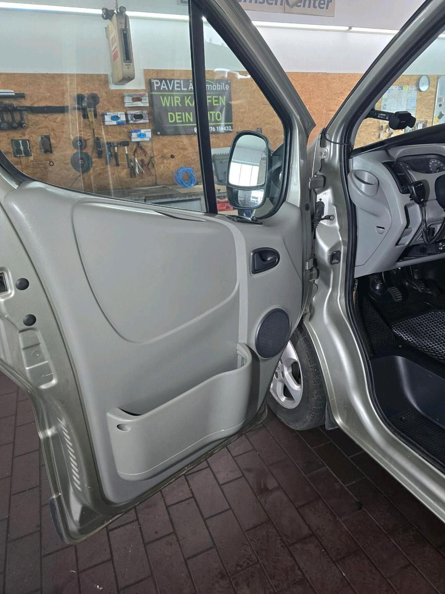 Opel Vivaro 2009 — photo 9