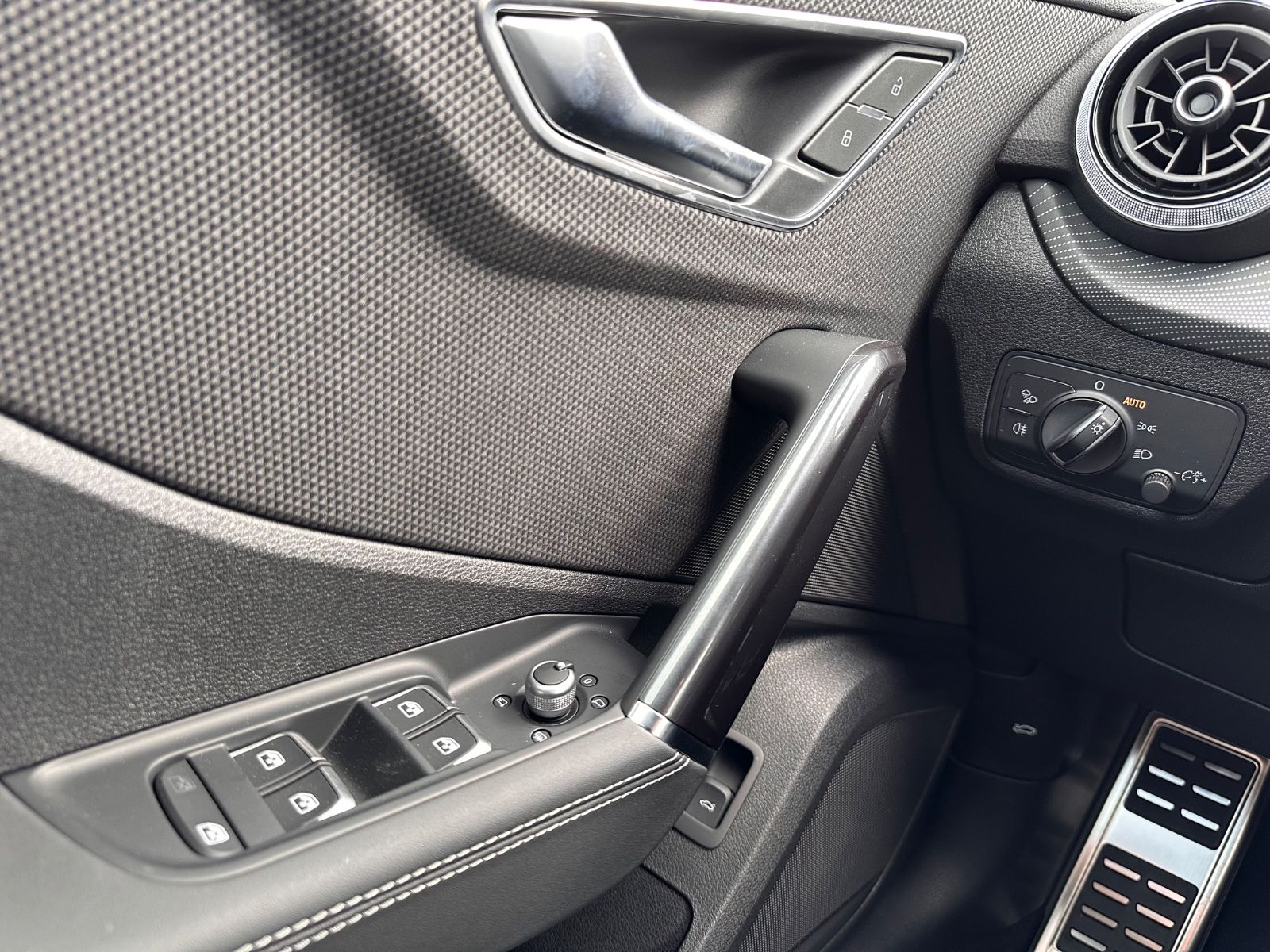 Fahrzeugabbildung Audi Q2 35 TDI S line S Tronic Matrix/Black/APP/Navi