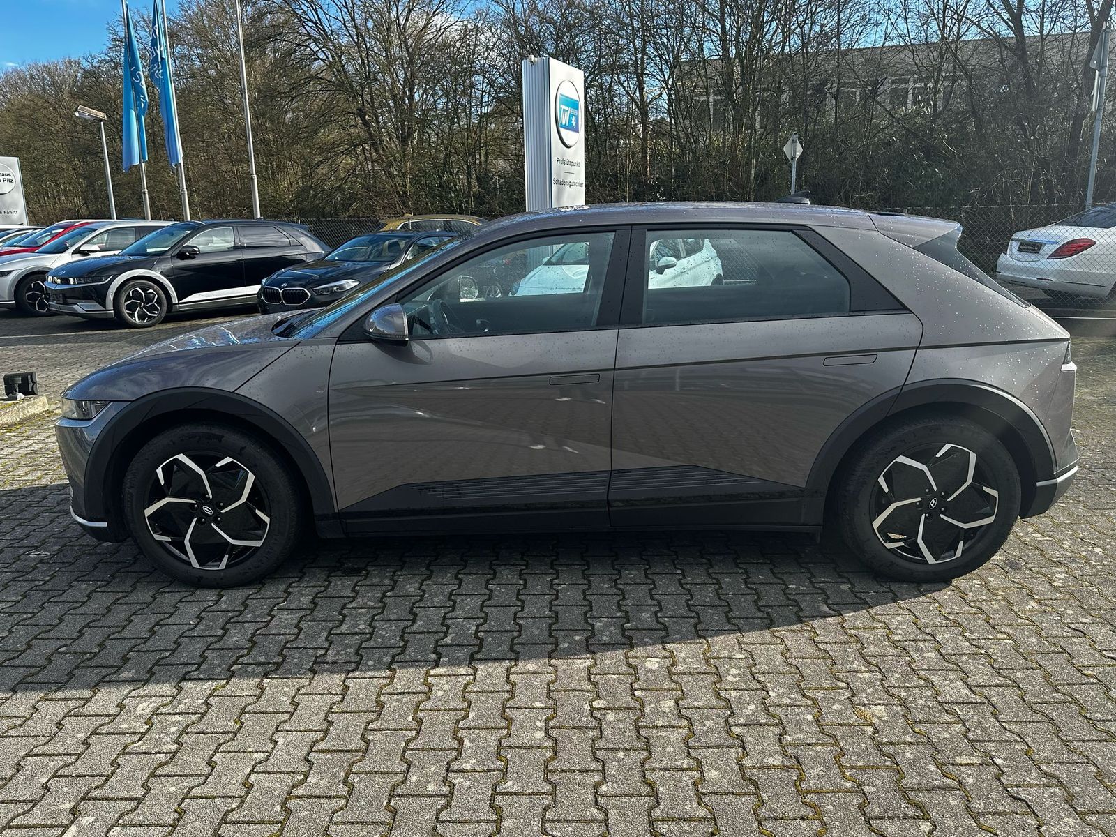 Fahrzeugabbildung Hyundai Ioniq 5 Basis 2WD NAVI+ACC+LED+SHZ+KAMERA+WP+DAB