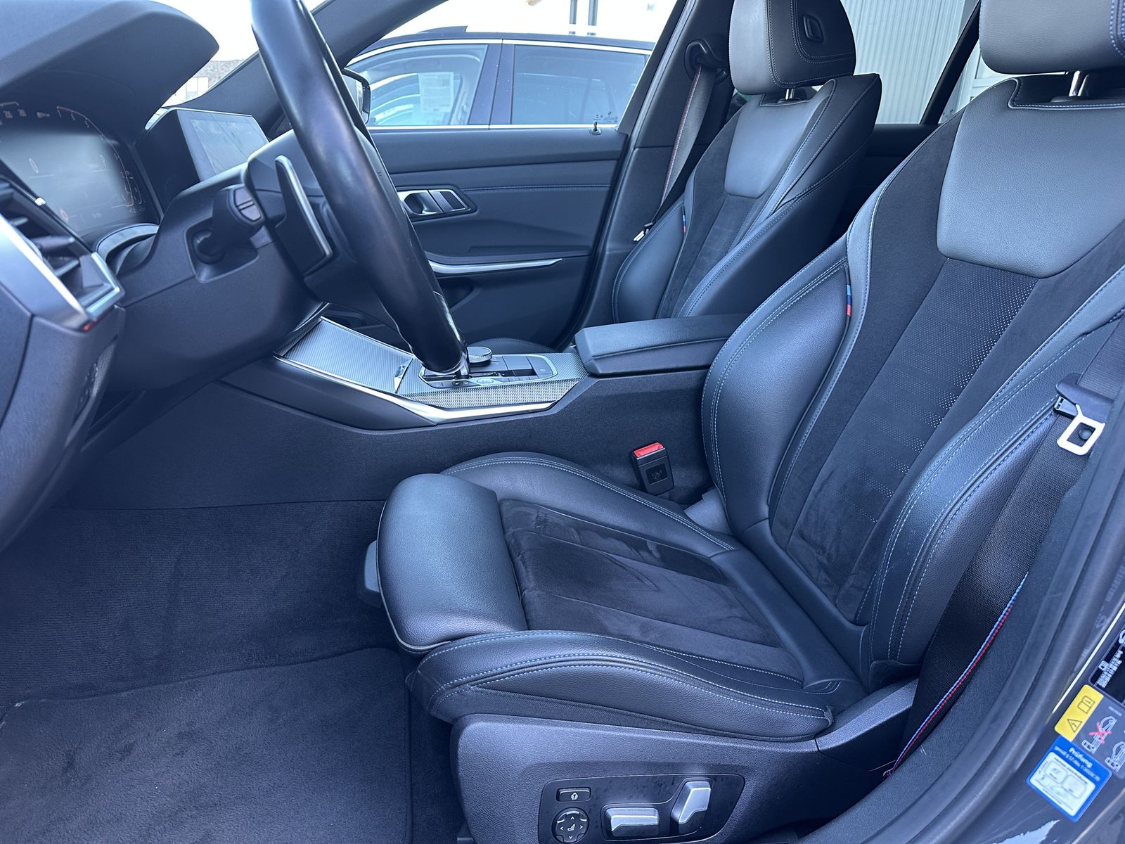 Fahrzeugabbildung BMW 330e M-Sport NAV+LASER+HEAD-UP+19ZOLL+KAMERA+H&K