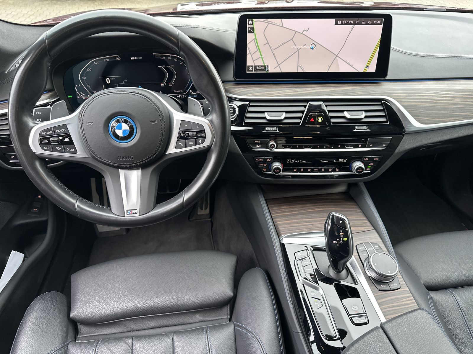 Fahrzeugabbildung BMW 530e Touring xDrive M-Sport NAV+LED+AHK+HEAD-UP