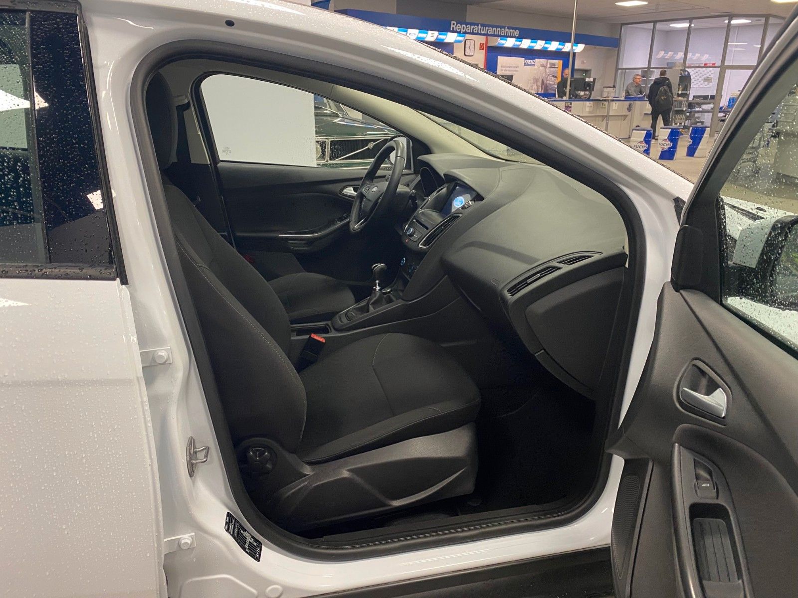 Fahrzeugabbildung Ford Focus 1.0 EcoBoost Business Turnier+NAVI+PDC+ALU