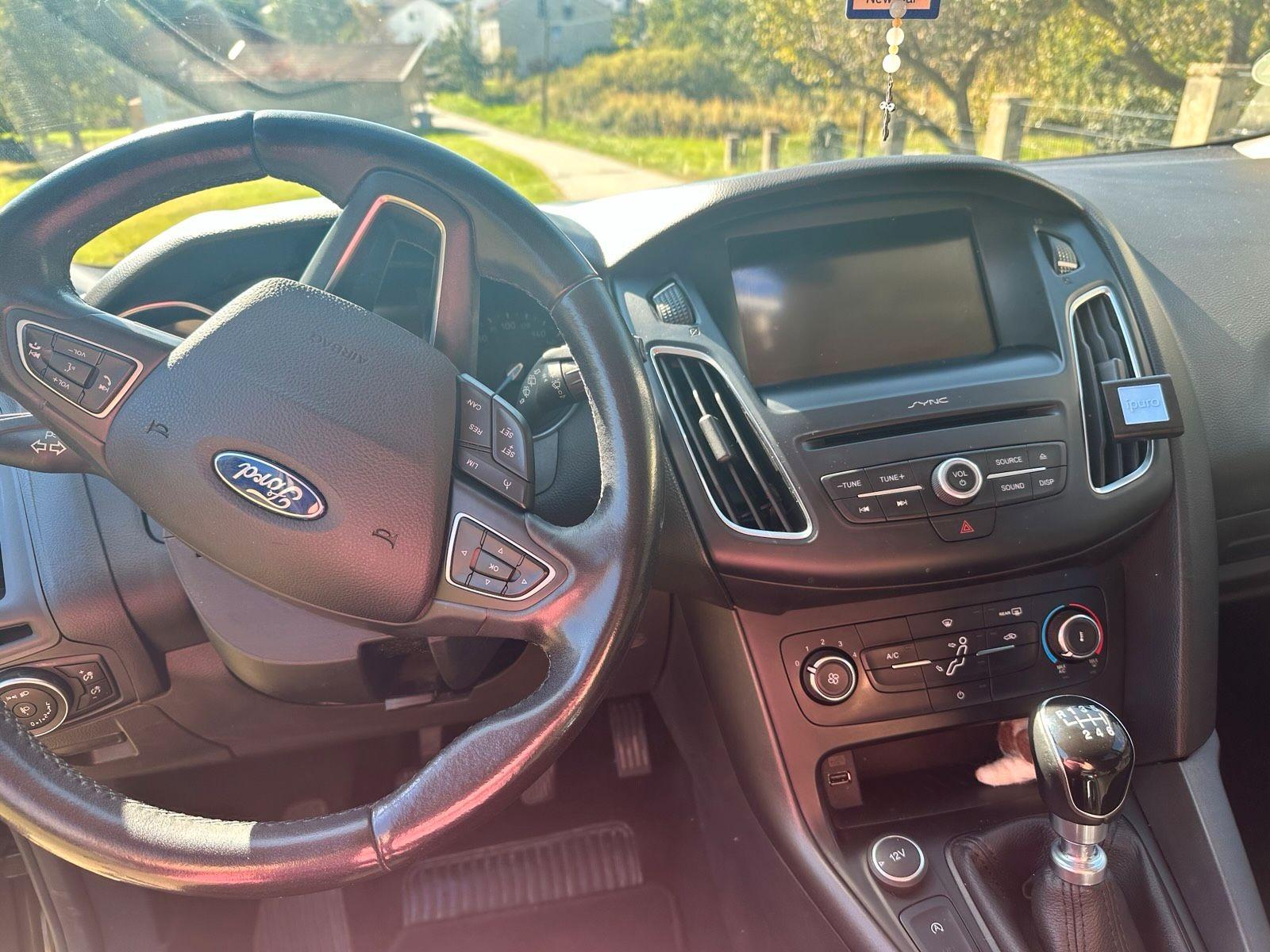Ford Focus 2015 — салон