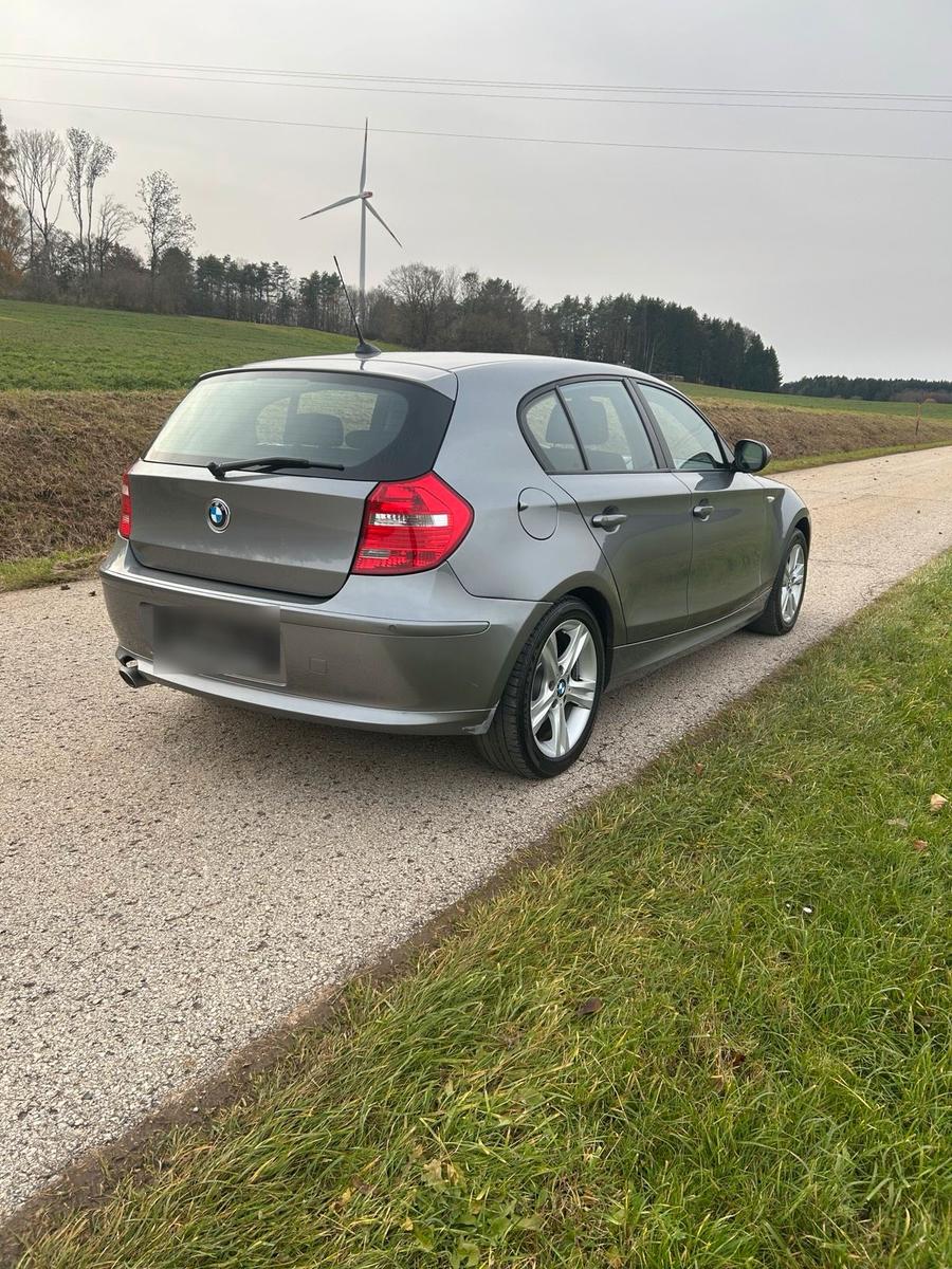 BMW  2010 — interior