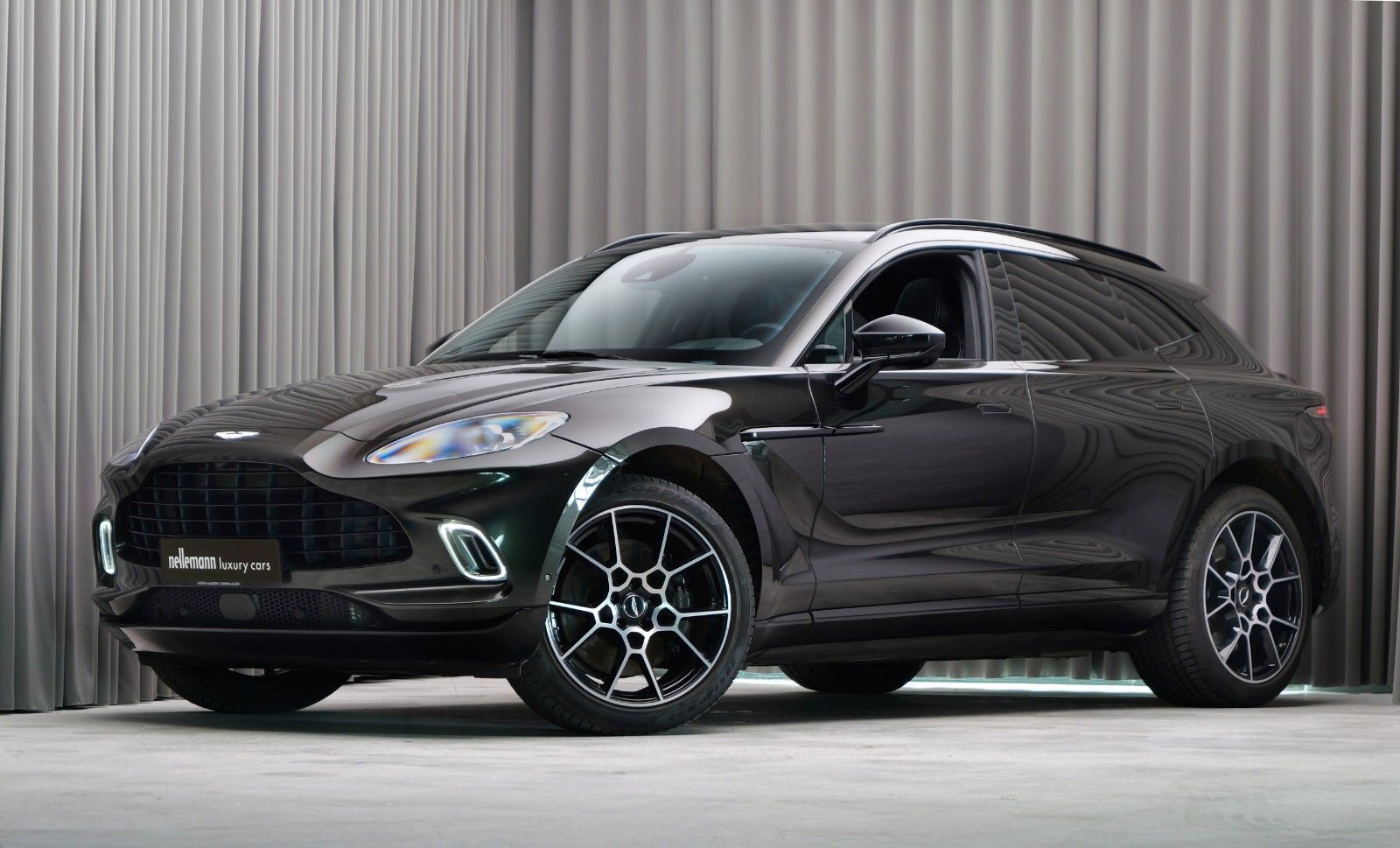ASTON MARTIN DBX