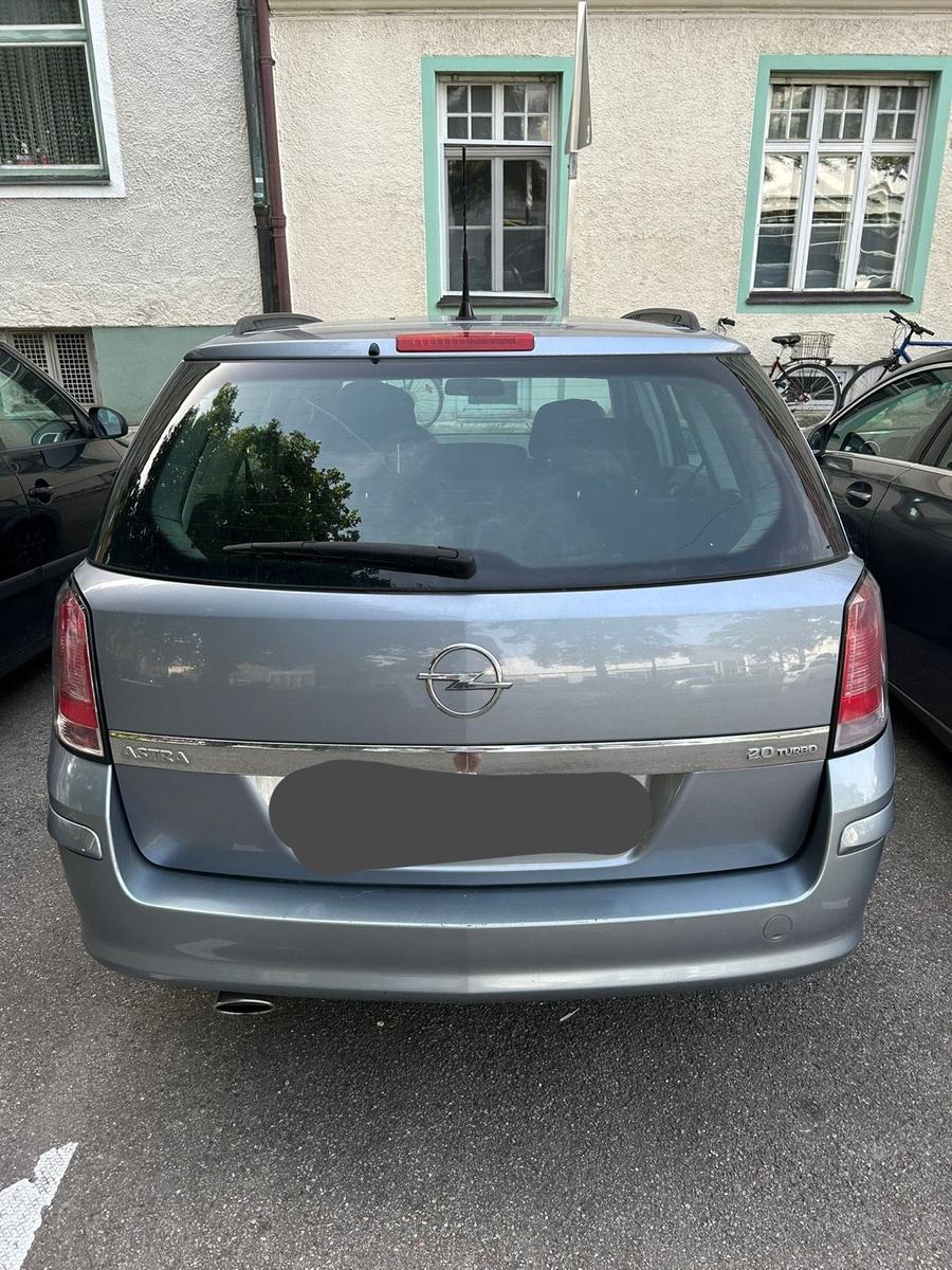 Opel Astra 2005 — rear view