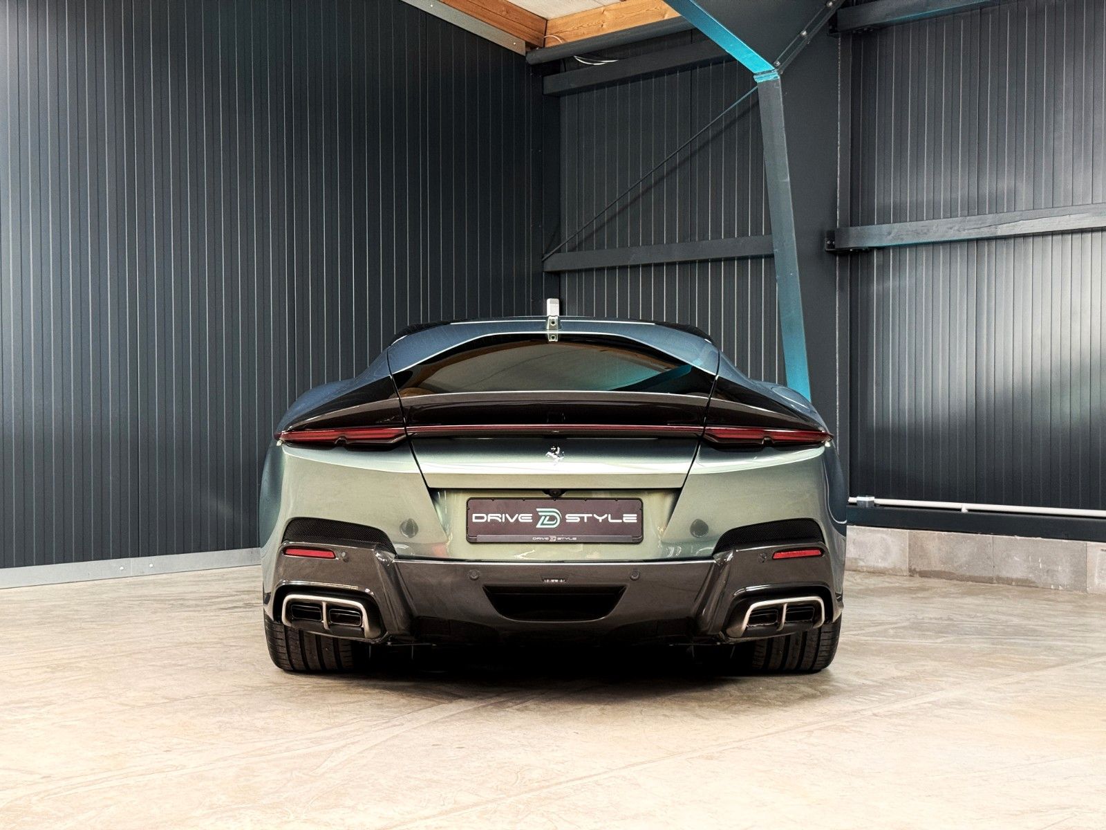 Fahrzeugabbildung Ferrari 12Cilindri + Cabon + Lift + Verde Minerale Metal