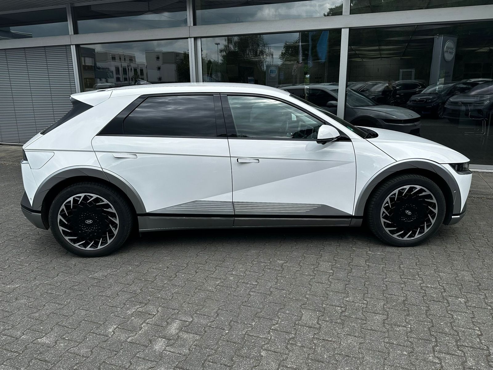Fahrzeugabbildung Hyundai Ioniq 5 Uniq 4WD WERKSGA+NAVI+HEAD+BOSE+ACC+360°