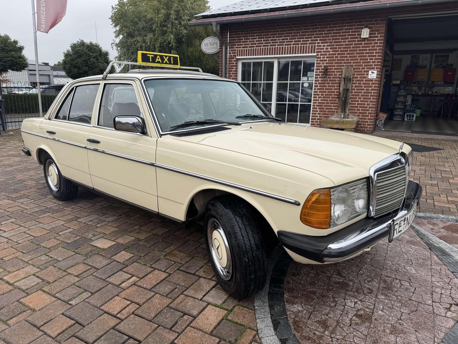 Mercedes-Benz 200 W123 Original Taxi Top-Restauriert 1-Hand