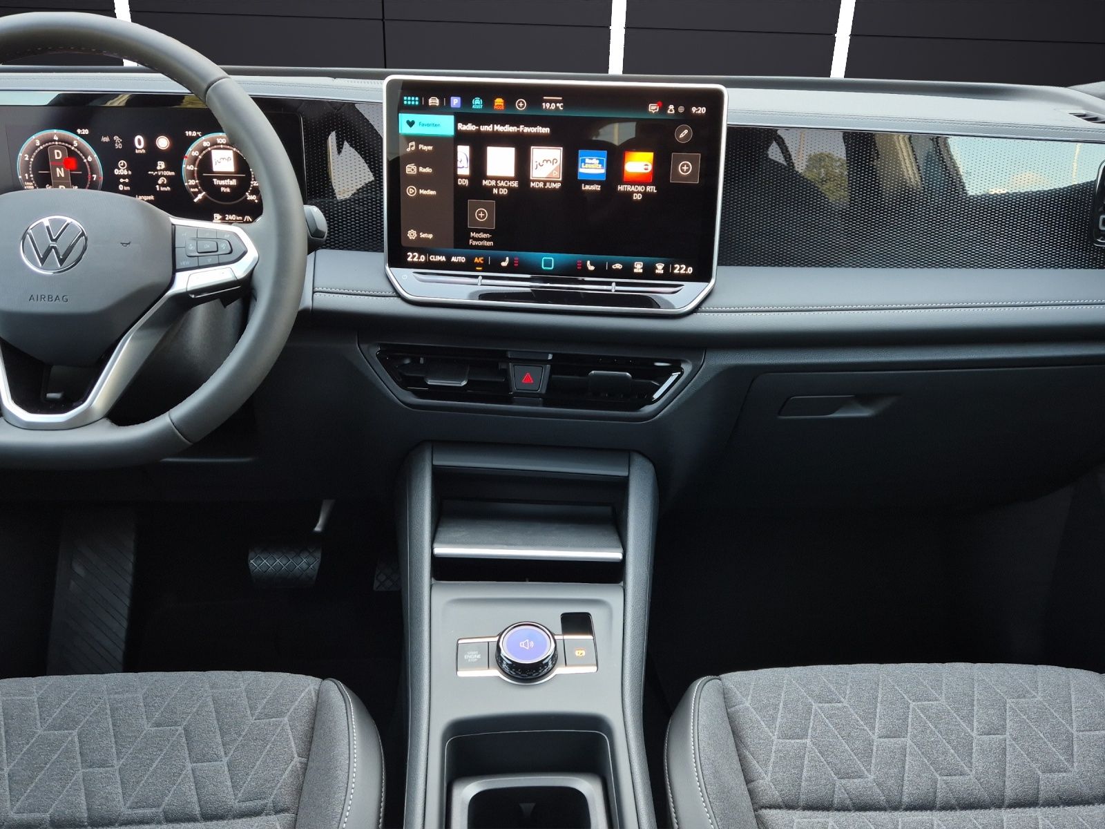 Fahrzeugabbildung Volkswagen Tiguan eTSI Life DSG LED AHK Navi AID ACC RFK SH