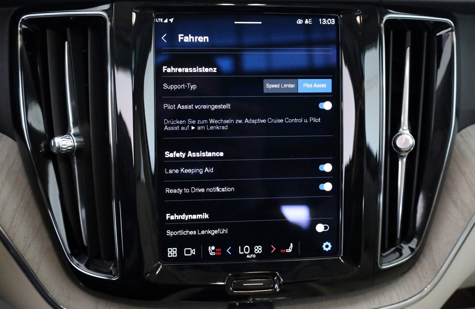 Fahrzeugabbildung Volvo XC60 AWD Plus Dark Leder,LED,Panorama,360° Cam