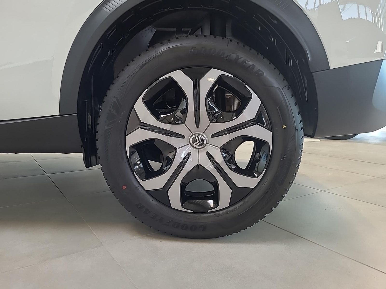 Fahrzeugabbildung Citroën C3 Aircross Plus 100 PS MT