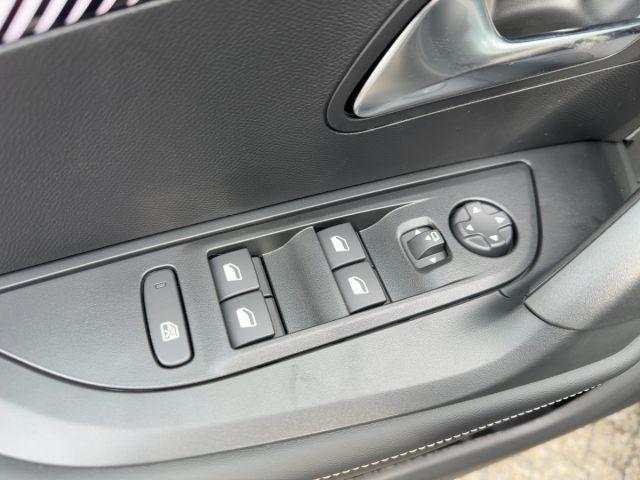 Peugeot 2008 Hybrid 145 e-DSC Allure, Navi, 360° Kamera