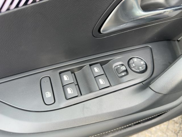 Foto Nummer 12: PEUGEOT 2008