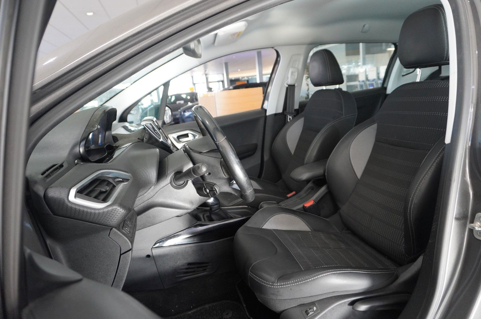 Fahrzeugabbildung Peugeot 2008 1.2 ALLURE NAVI/LED/KAMERA/SHZ/SPORT/TEMP.
